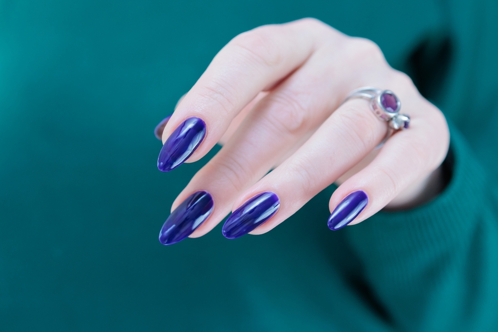 Nightshade-nails-to-aprosdokito-trend Nightshade nails: Το απροσδόκητο trend της σεζόν