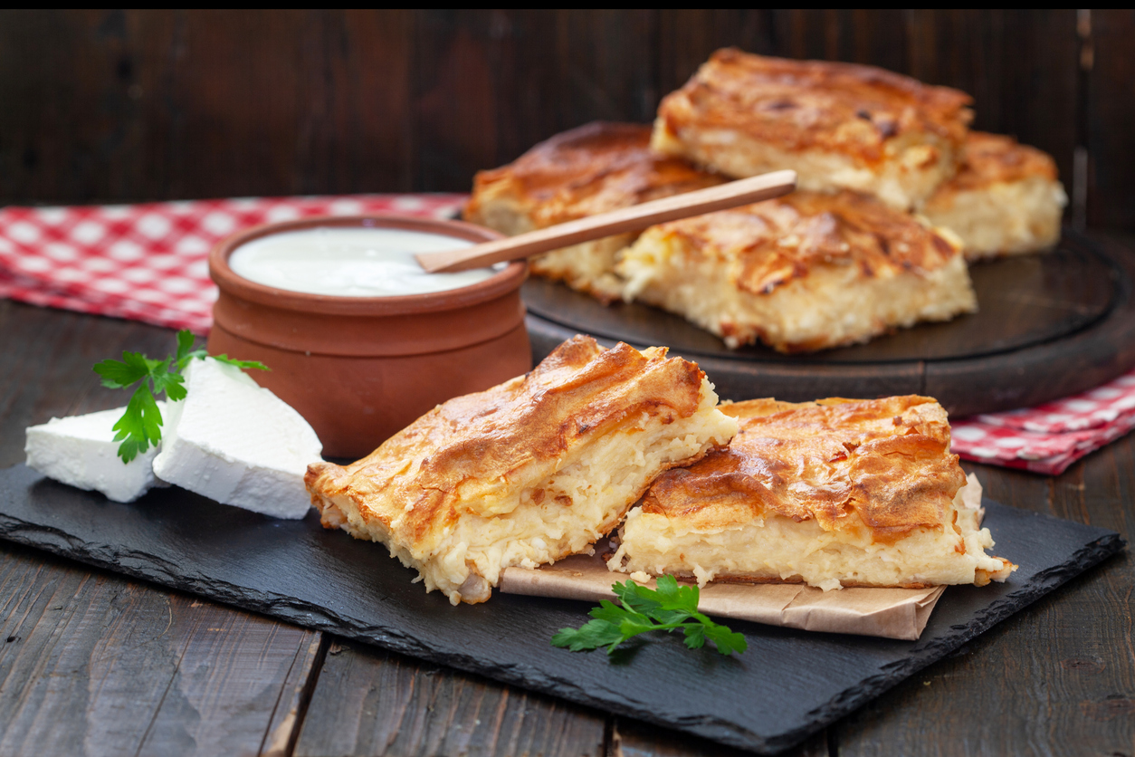 pentanostimi-tiropita-choris-fillo-me Πεντανόστιμη τυρόπιτα χωρίς φύλλο με γιαούρτι – θα εξαφανιστεί πριν το καταλάβεις