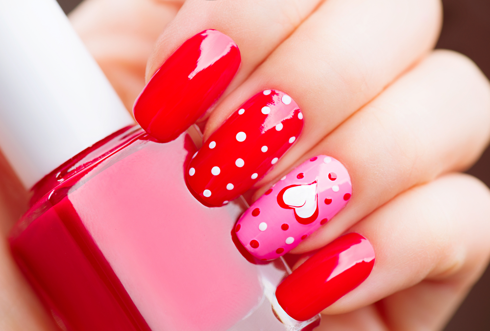 Polka dot nails: Η τάση στα νύχια που λατρεύουν όλες οι celebrities
