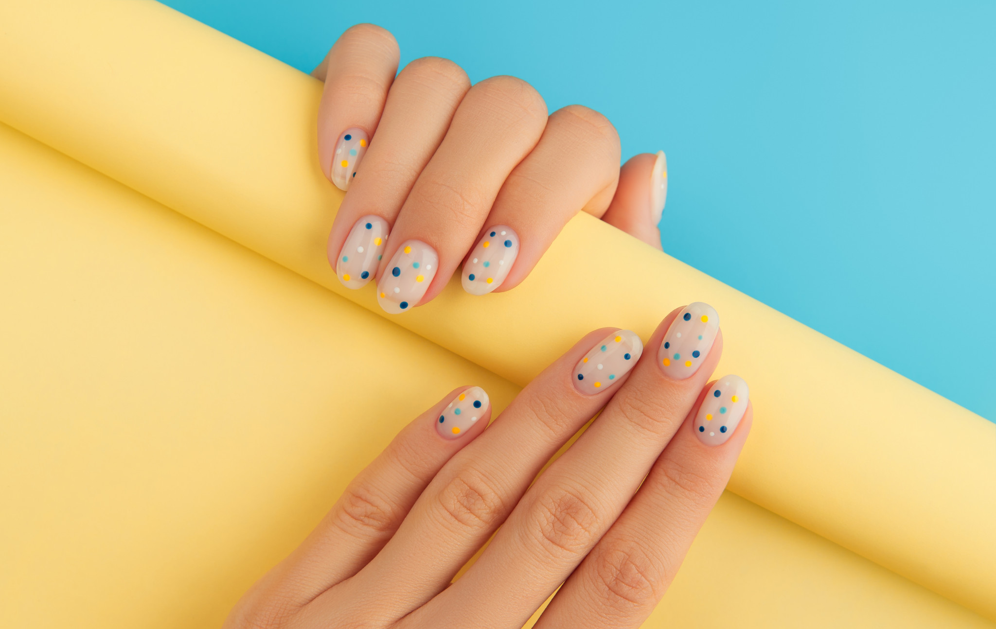 Polka-dot-nails-Το-απόλυτο-micro-trend-στο-μανικιούρ Polka-dot nails: Το απόλυτο micro trend στο μανικιούρ