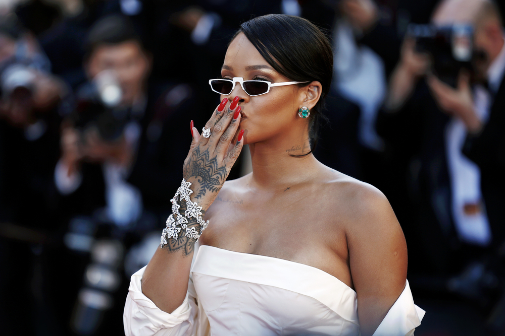 Rihanna-iiothetise-tin-pio-hot