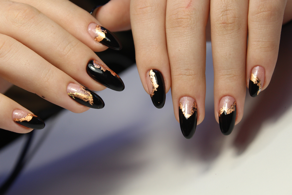 Σκούρα nail designs: 5 mani που θα αντιγράψουμε