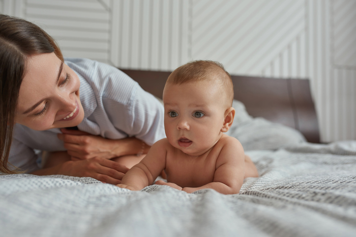 Tummy-Time-posi-ora-na Tummy Time: Πόση ώρα να αφήνω το μωράκι μου μπρούμυτα και γιατί κάνει καλό;