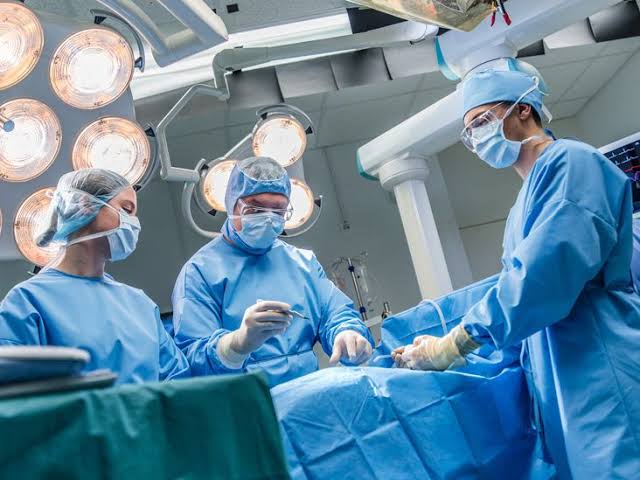KIDNEY TRANSPLANT APPROACHES: COMPARING EXTRAPERITONEAL AND INTRAPERITONEAL METHODS