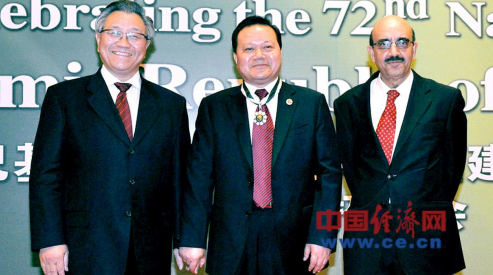In 2012, Li Shenglin (left), former Minister of Transportation of China, Masood Khan (right), former Pakistani ambassador to China, and Yuan Jianmin (middle) who was awarded the "Tamgha-e-Imtiaz" (Photo provided by Yuan Jianmin)