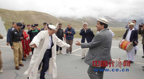 In 2015, Yuan Jianmin (in white clothing) visited the northern part of Pakistan, local people spontaneously greeted and sang and danced at the China-Pakistan boundary marker