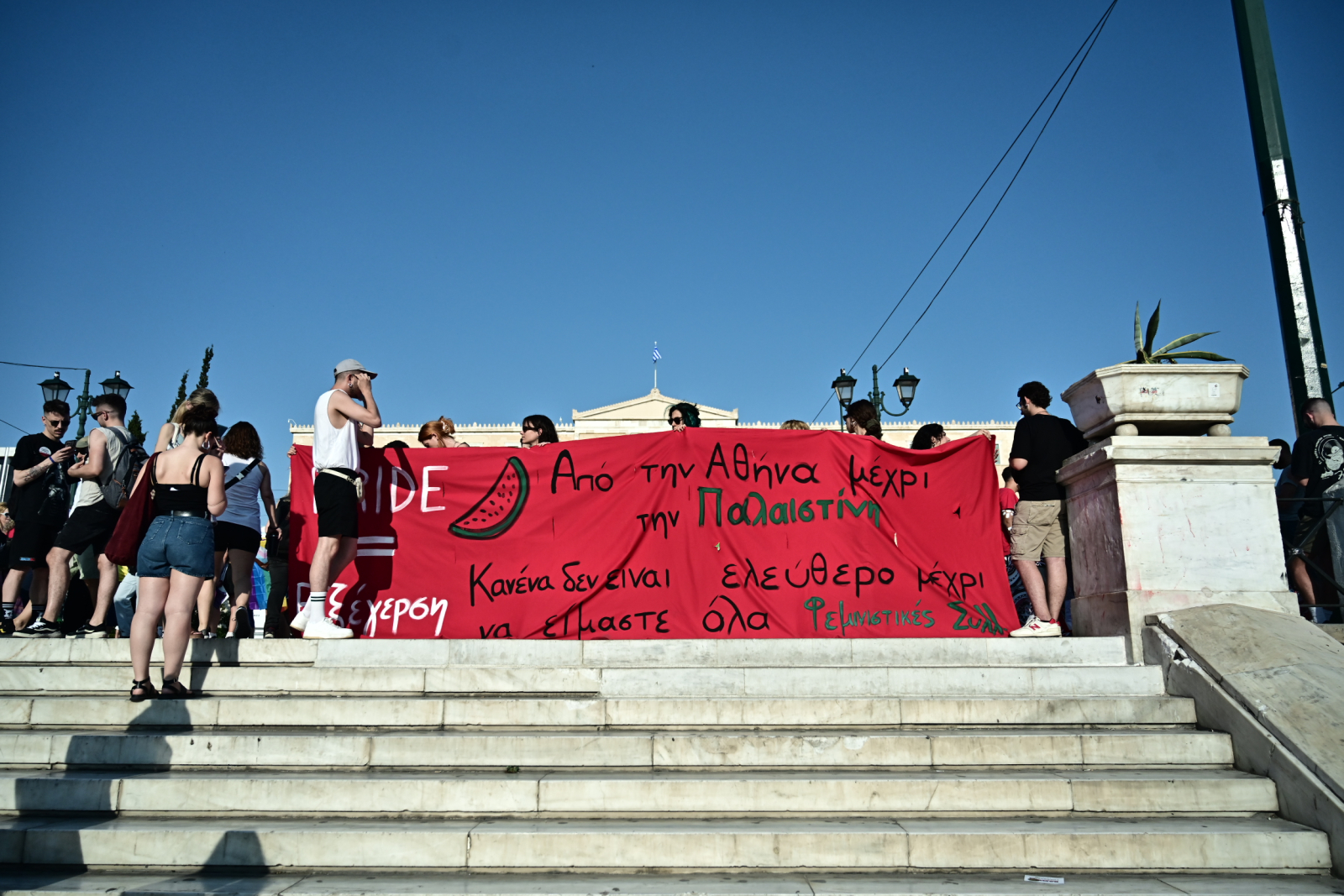 Athens Pride 2025: &Pi;&omicron;&lambda;ύ&chi;&rho;&omega;&mu;&omicron; &pi;&omicron;&tau;ά&mu;&iota; &sigma;&tau;&omicron; &kappa;έ&nu;&tau;&rho;&omicron; &tau;&eta;&sigmaf; &Alpha;&theta;ή&nu;&alpha;&sigmaf; &kappa;&alpha;&iota; &sigma;&tau;&omicron; &pi;&lambda;&epsilon;&upsilon;&rho;ό &tau;&eta;&sigmaf; &Gamma;ά&zeta;&alpha;&sigmaf; [&Epsilon;&iota;&kappa;ό&nu;&epsilon;&sigmaf;]