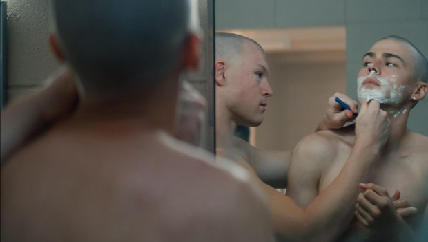 «Boots»: Η νέα σειρά του Netflix αποκαλύπτει τη σιωπηλή μάχη των ομοφυλόφιλων στρατιωτών στις ΗΠΑ