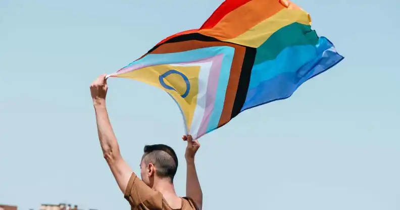 Διαδηλωτές συγκεντρώνονται έξω από τον Πύργο Τραμπ για να αγωνιστούν για μια «σωτήρια» γραμμή κρίσης ΛΟΑΤΚΙ+