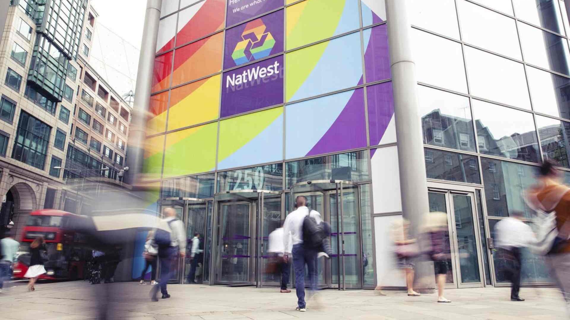 &Eta; NatWest Bank &alpha;&pi;ά&nu;&tau;&eta;&sigma;&epsilon; &sigma;&epsilon; &pi;&epsilon;&lambda;ά&tau;&eta; &tau;&eta;&sigmaf; &pi;&omicron;&upsilon; &pi;&rho;&omicron;&sigma;&beta;&lambda;ή&theta;&eta;&kappa;&epsilon; &alpha;&pi;ό &tau;&iota;&sigmaf; &sigma;&eta;&mu;&alpha;ί&epsilon;&sigmaf; Pride &sigma;&tau;&omicron; &upsilon;&pi;&omicron;&kappa;&alpha;&tau;ά&sigma;&tau;&eta;&mu;&alpha; &nu;&alpha; &kappa;ά&nu;&epsilon;&iota; online &tau;&rho;&alpha;&pi;&epsilon;&zeta;&iota;&kappa;έ&sigmaf; &sigma;&upsilon;&nu;&alpha;&lambda;&lambda;&alpha;&gamma;έ&sigmaf;