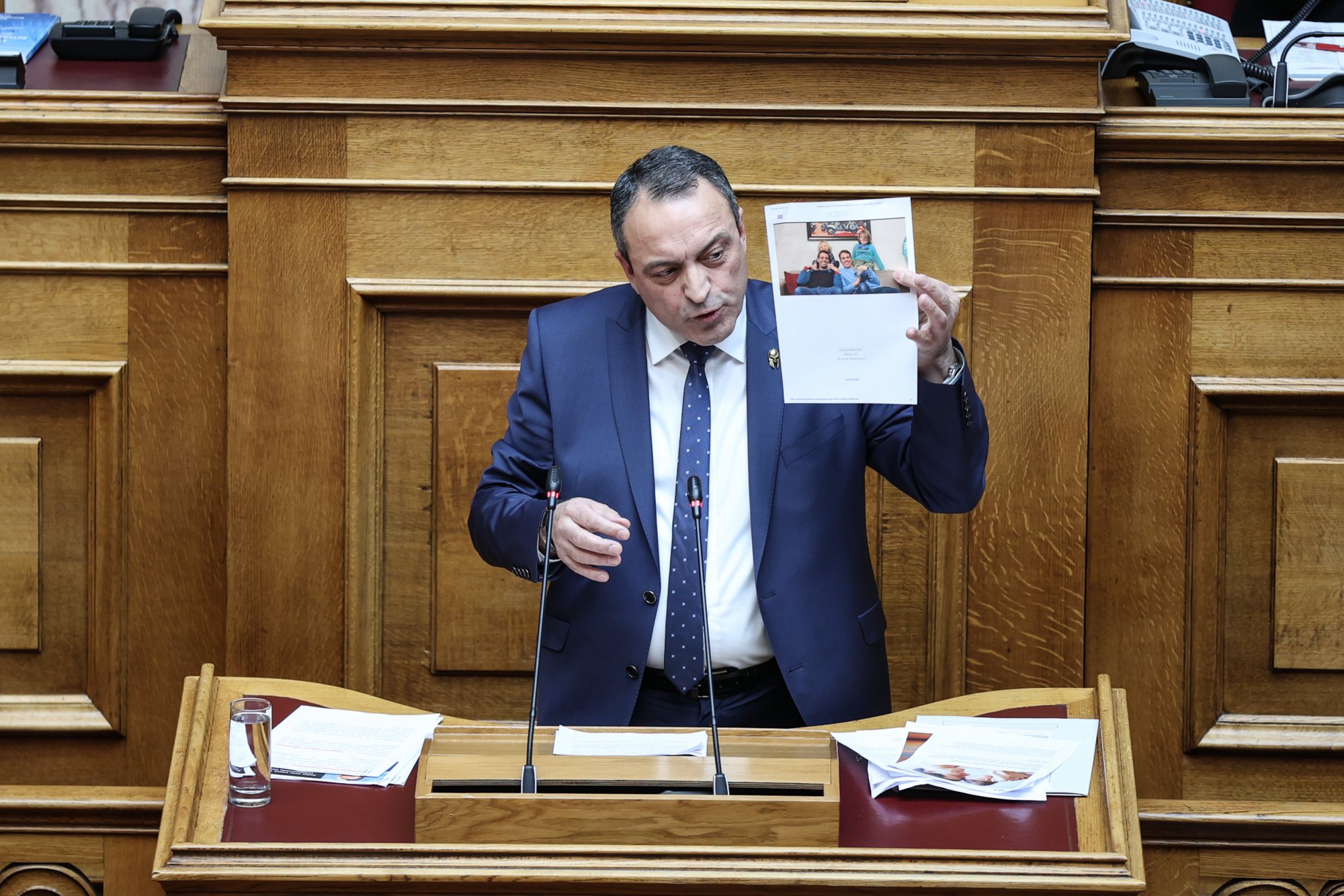 &Omicron;&mu;&omicron;&phi;&omicron;&beta;&iota;&kappa;ό &pi;&alpha;&rho;&alpha;&lambda;ή&rho;&eta;&mu;&alpha; &Sigma;&tau;ί&gamma;&kappa;&alpha;: &laquo;&Epsilon;ί&mu;&alpha;&sigma;&tau;&epsilon; &alpha;&pi;ό &alpha;&upsilon;&tau;&omicron;ύ&sigmaf; &pi;&omicron;&upsilon; &sigma;&pi;&rho;ώ&chi;&nu;&omicron;&upsilon;&nu;&raquo;