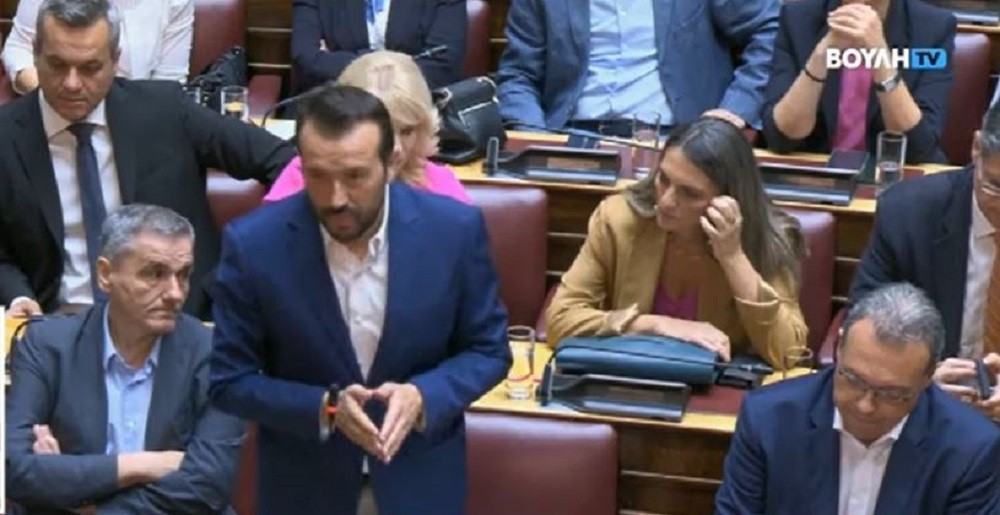 Απών ο Αλέξης Τσίπρας από την Βουλή: Στο έδρανό του ο Ευκλείδης Τσακαλώτος και «παρέμβαση»