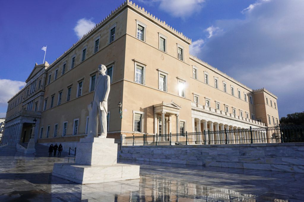 Στην Βουλή το πρώτο πακέτο μέτρων στήριξης