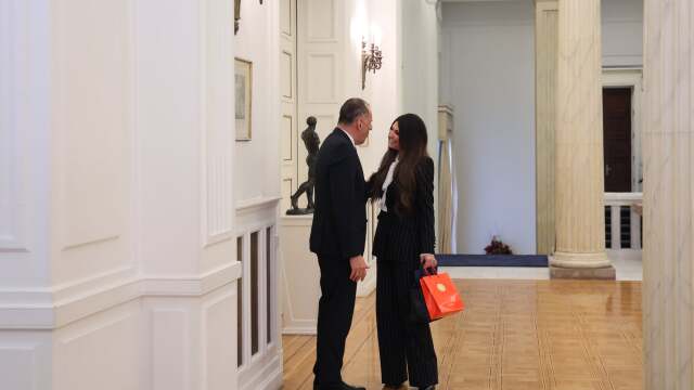 afto-ine-to-doro-pou Αυτό είναι το δώρο που έκανε η Γκίλφοϊλ στον Γεραπετρίτη στη συνάντησή τους στο υπουργείο Εξωτερικών