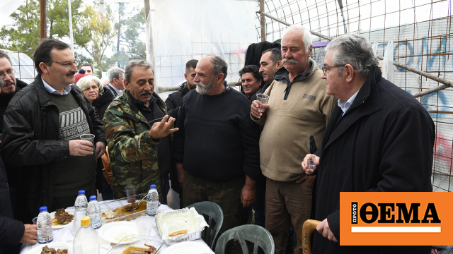 Ο Κουτσούμπας πίνει ρακές με τους αγρότες στα μπλόκα: Να πάτε μέχρι τέλους τον αγώνα σας