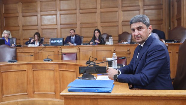 Αθώος, θεσμικός και ανεύθυνος σε όλα δηλώνει ο Αυγενάκης στην εξεταστική επιτροπή για τον ΟΠΕΚΕΠΕ