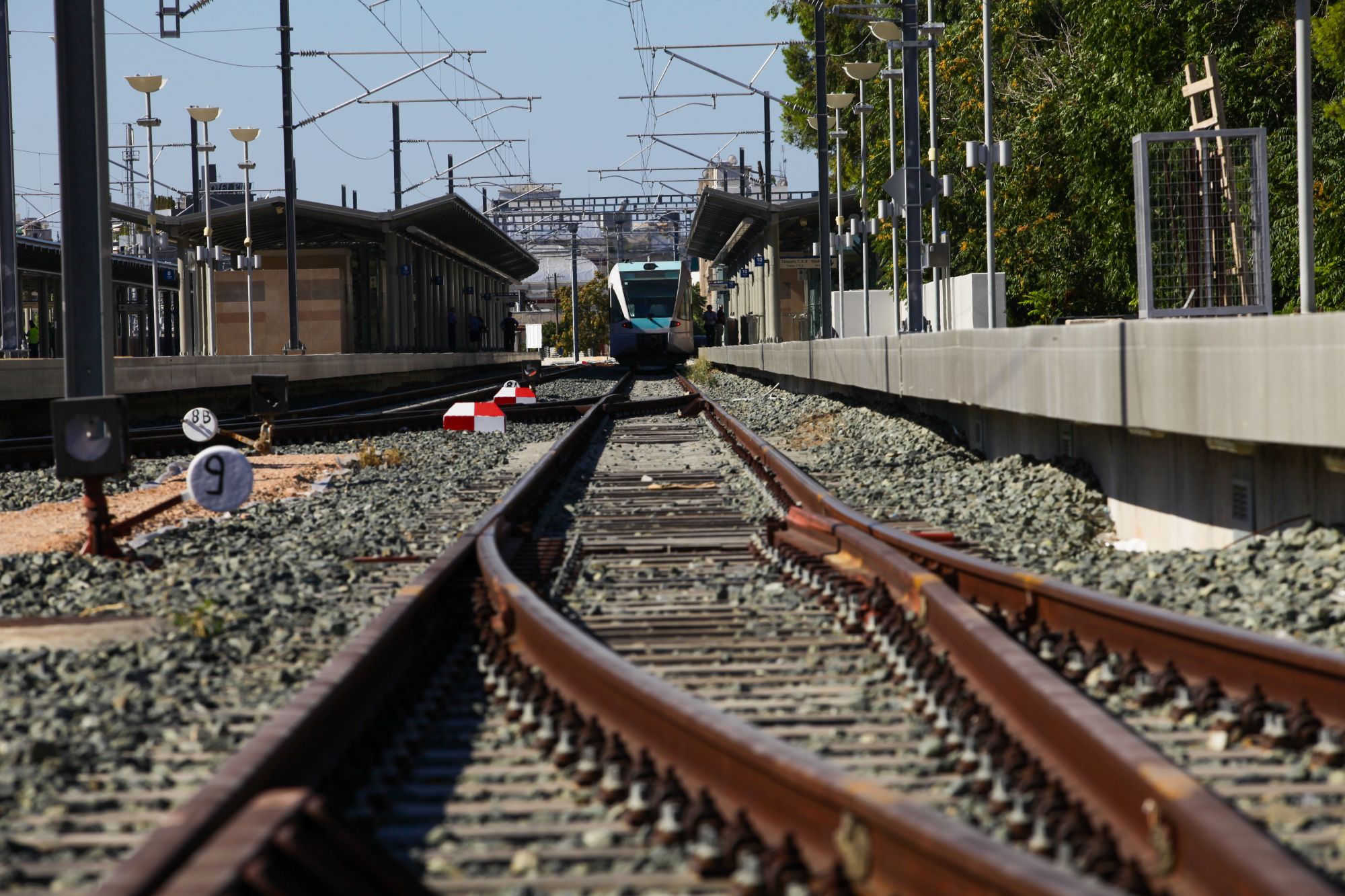 i-kivernisi-aneveni-sto-treno