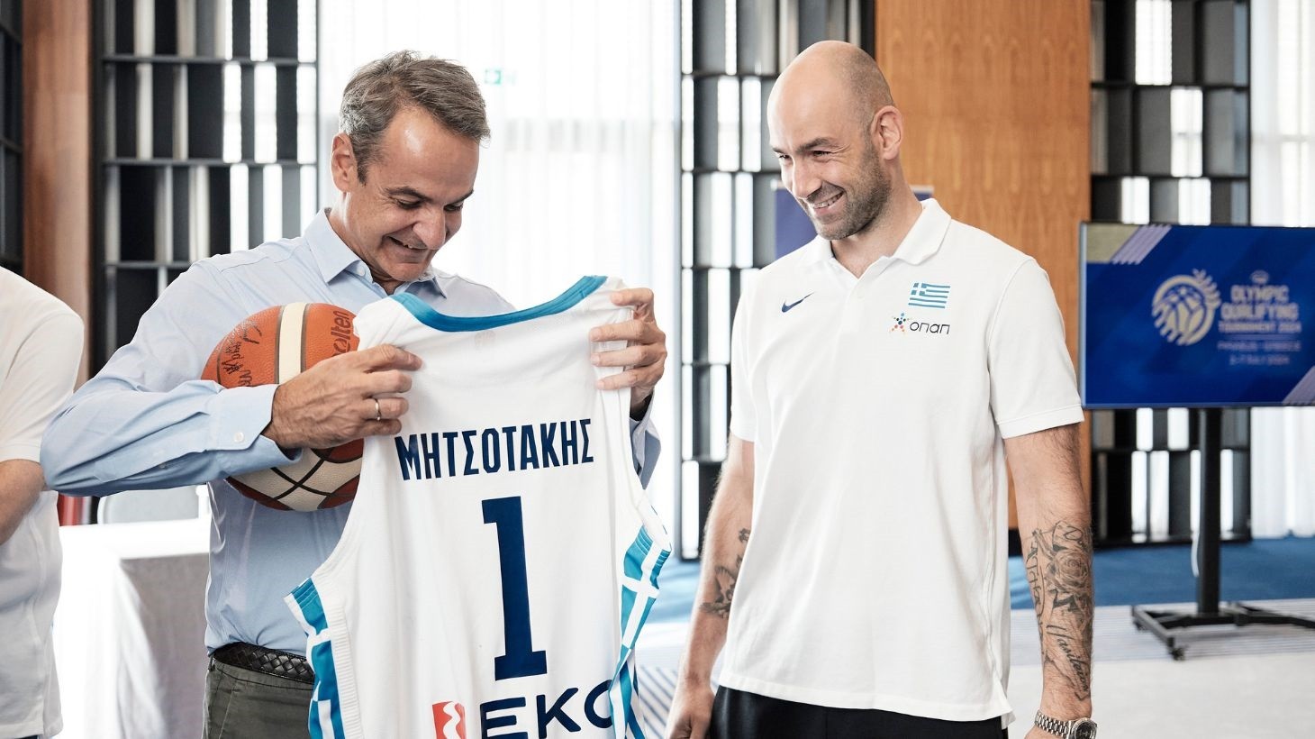 mitsotakis-episkefthike-tin-ethniki-basket-en