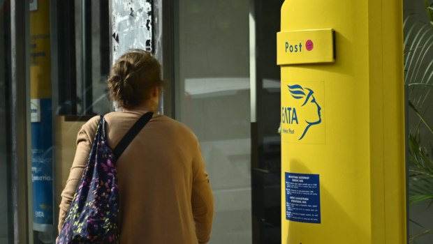 ston-sklika-o-moutzouris-stin Στον Σκλήκα ο «μουτζούρης», στην κοινωνία τα «λουκέτα» – Ούτε βήμα πίσω για τα ΕΛΤΑ η κυβέρνηση