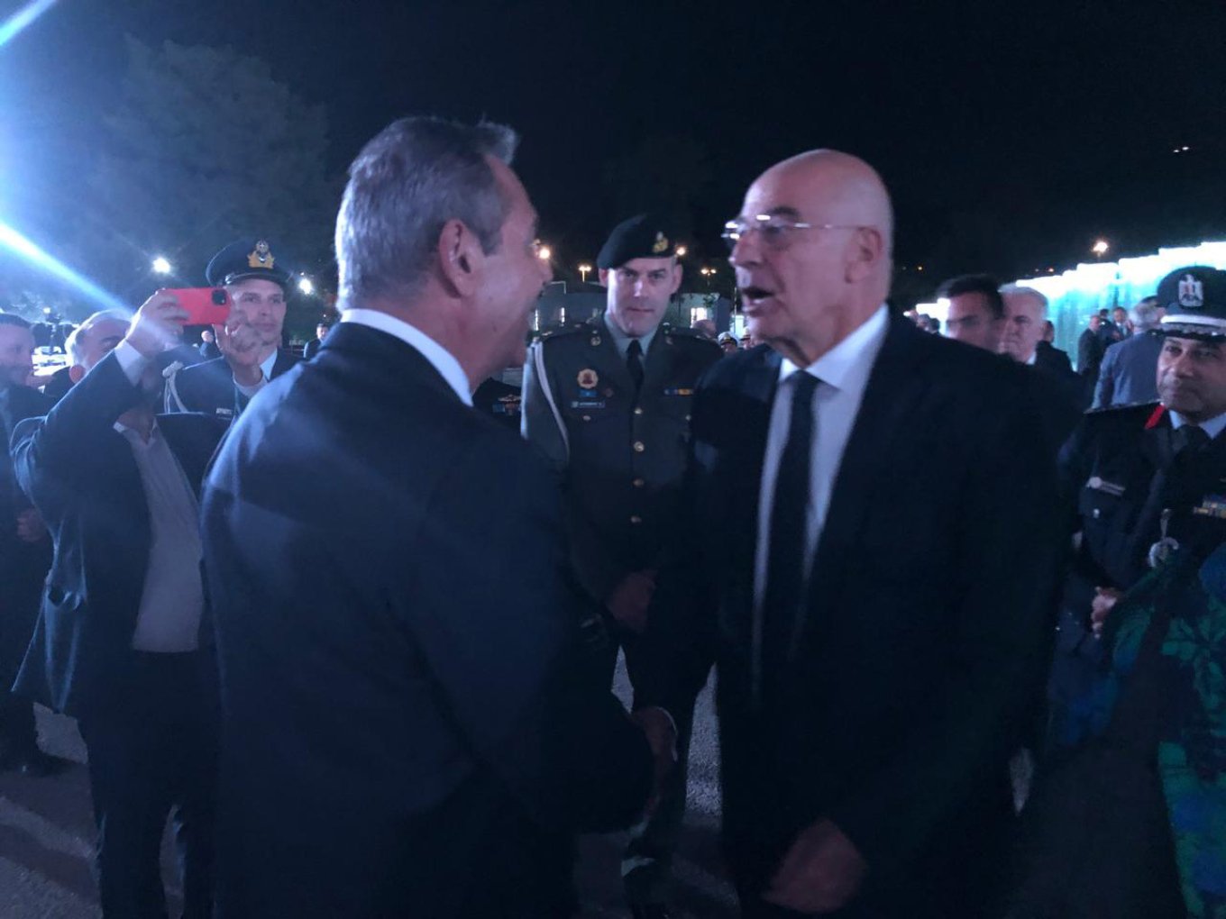 Τα φιλιά και ο διάλογος Δένδια με τον Καμμένο: Δεν σε γνώρισα – Μετά το κτήριο, άλλαξα κι εγώ