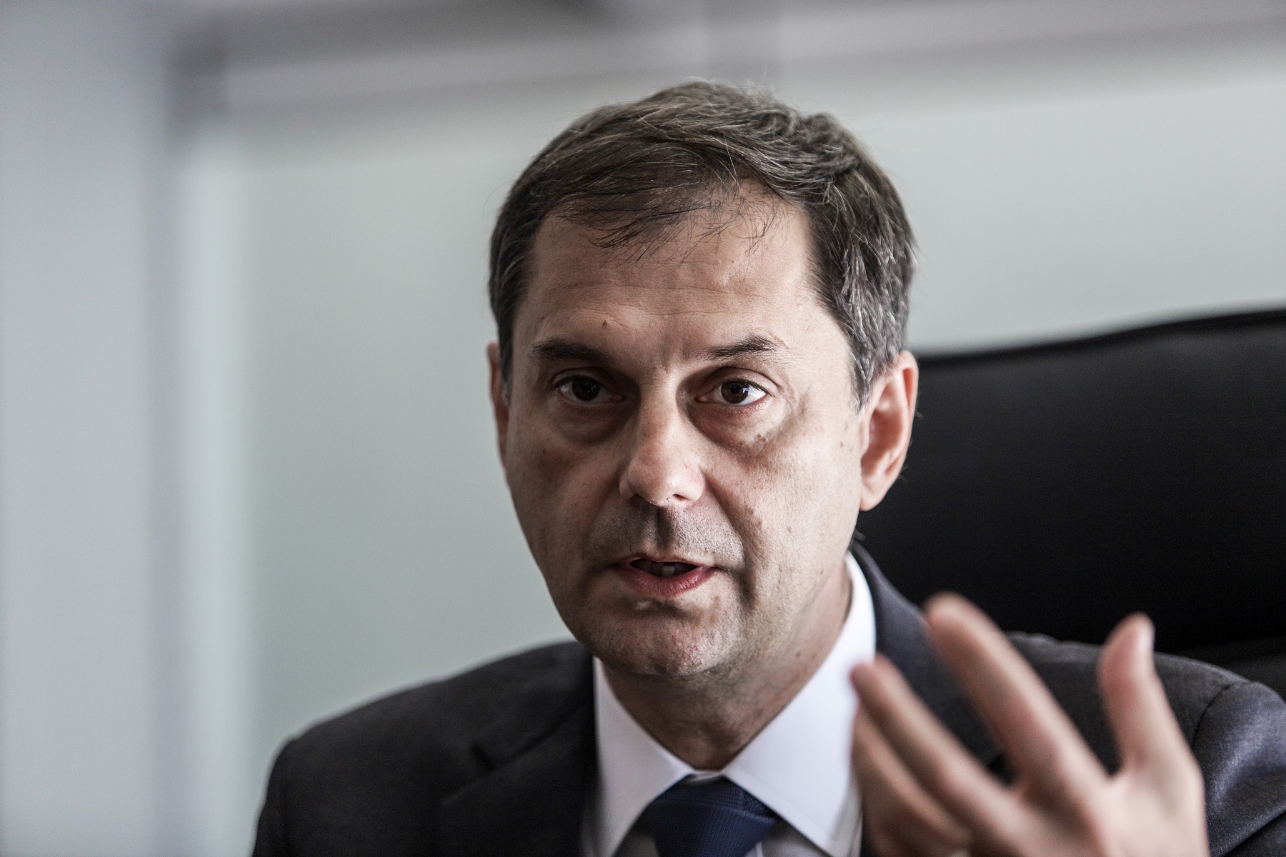 Έκτακτο επίδομα για το Πάσχα: «Ψυχρολουσία» από τον Χάρη Θεοχάρη – «Δεν το βλέπω»