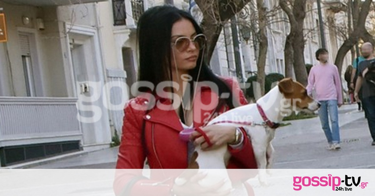 Η Δήμητρα Αλεξανδράκη με τον σκύλο της στην Ακροπολή