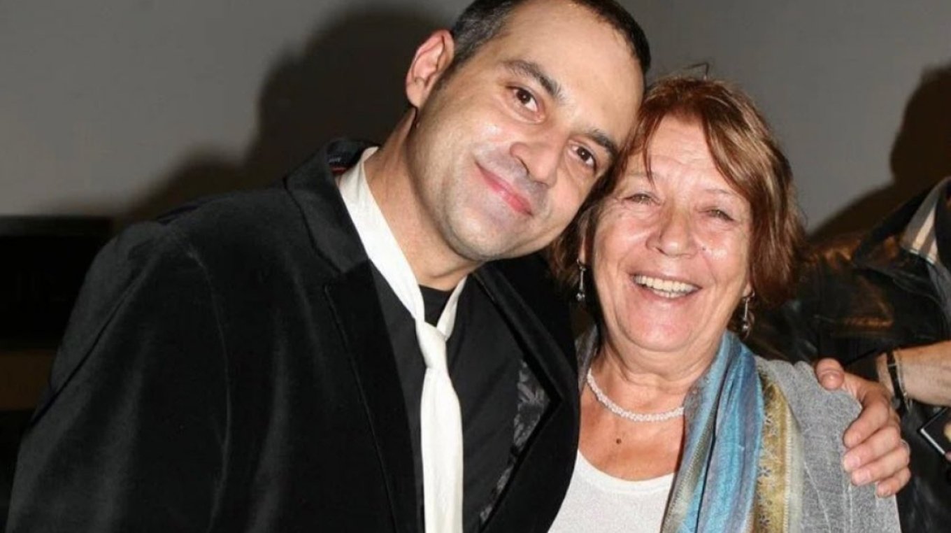 Η συγκινητική ανάρτηση του Κατσούλη για τη μητέρα του: «Γύρισα πλάτη, τα παιδιά με κατάλαβαν»