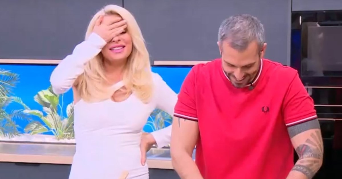 Video of the day | Η Ελένη Μενεγάκη κάνει σαρδάμ στον αέρα της εκπομπής της
