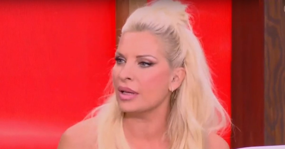 Ελένη Μενεγάκη: ‘Δεν μπορώ να ησυχάσω παρά μόνο στις ερημιές της Άνδρου’