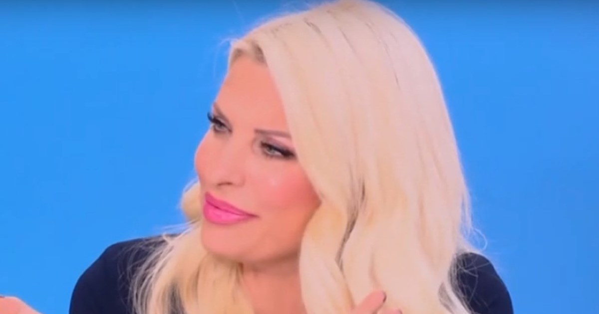 Ελένη Μενεγάκη: ‘Προσπαθώ να με κρατάω – Τα λες στο σπίτι, τα λες και δημόσια;’