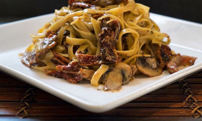 Ταλιατέλες με λιαστές ντομάτες, μανιτάρια και σάλτσα βασιλικού