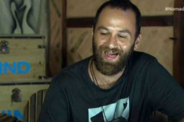 Nomads 2: Τι κάνει η γιαγιά του Μισθοφόρου κάθε μέρα; Τον έστειλε… αδιάβαστο! (βίντεο)