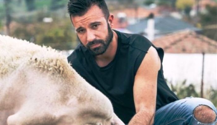 Σeξι αγρότες, Ημερολόγιο 2019, Λάρισα: Ημίγυμνοι, πιάνουν μαστάρια, κρατούν «καρύδια» [φωτο]