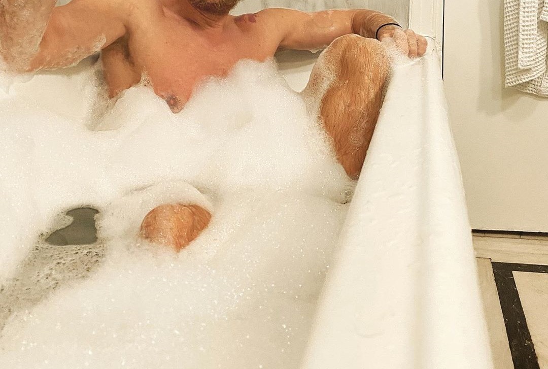 Έλληνας τραγουδιστής τραγουδά στην μπανιέρα όπως η Madonna! Video – TLIFE