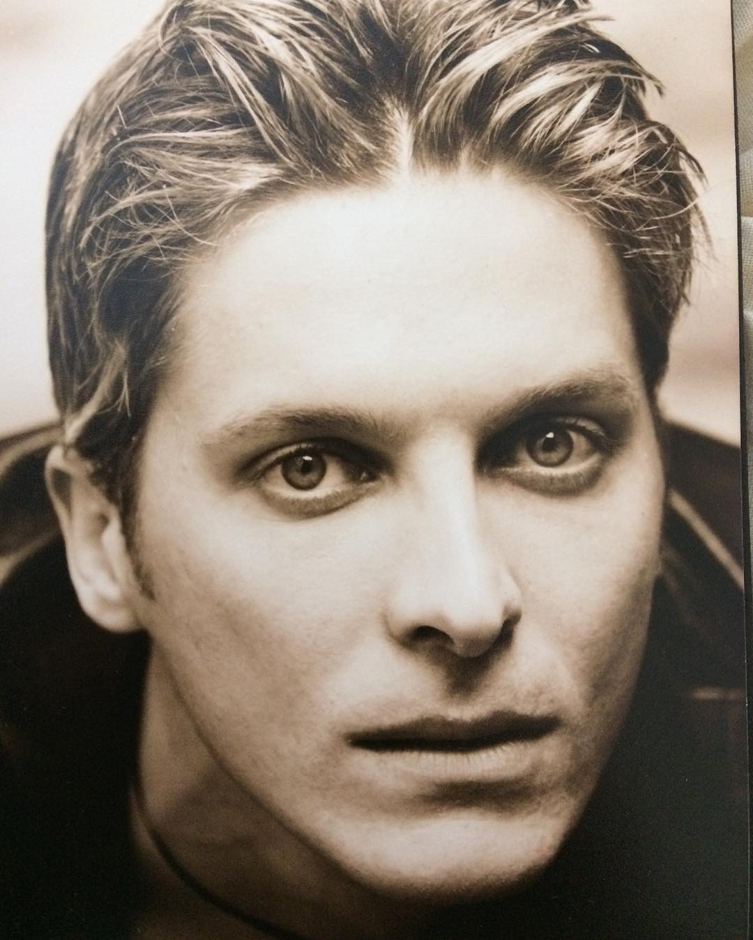 Αγνώριστος ο Έλληνας τραγουδιστής σε νεαρή ηλικία! [pic] – TLIFE