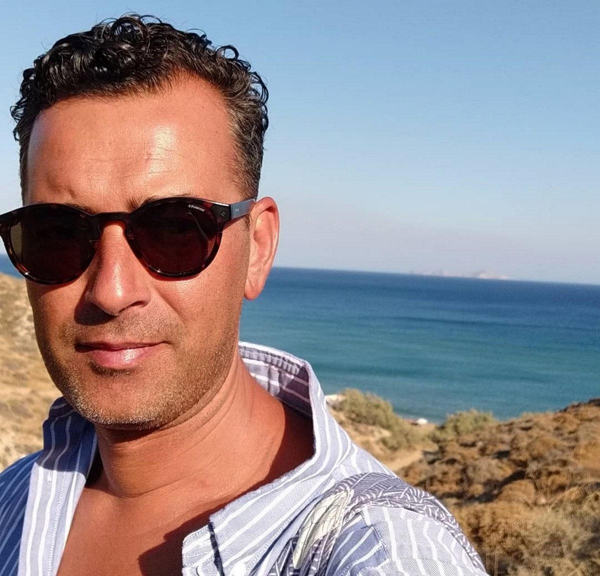 Άγγελος Μπράτης: Συγκινεί η φωτογραφία του, με δυο ανθρώπους της μόδας που έφυγαν – TLIFE