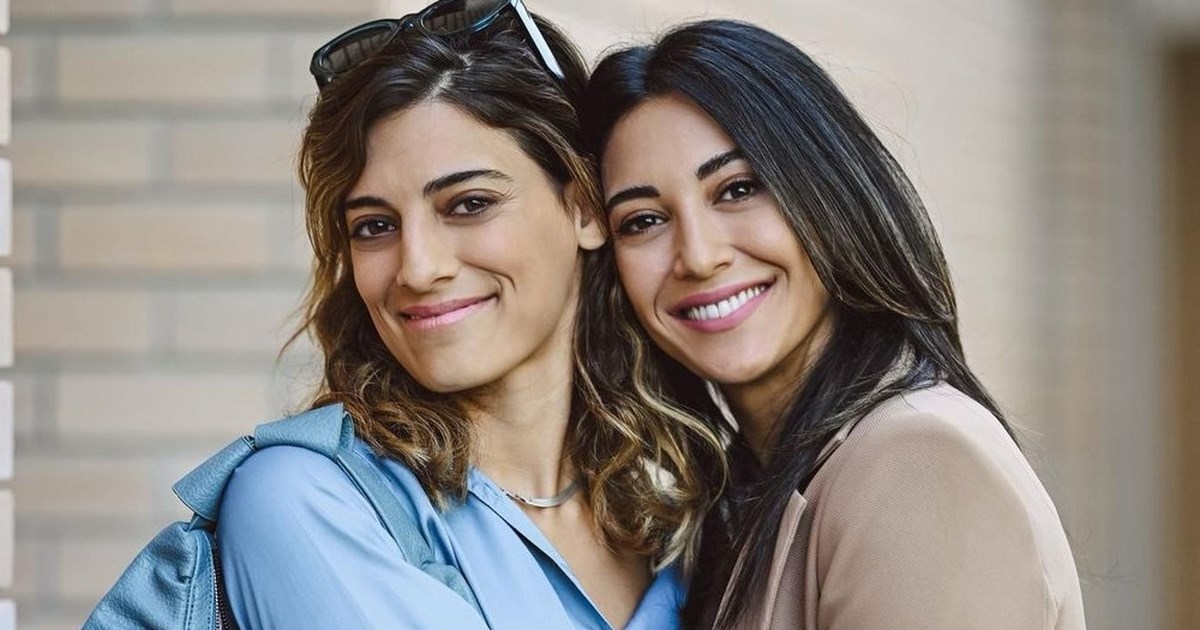 Η Ευγενία Σαμαρά σε μία γλυκιά φωτογραφία με τη συμπρωταγωνίστριά της, Χριστίνα Χειλά Φαμέλη