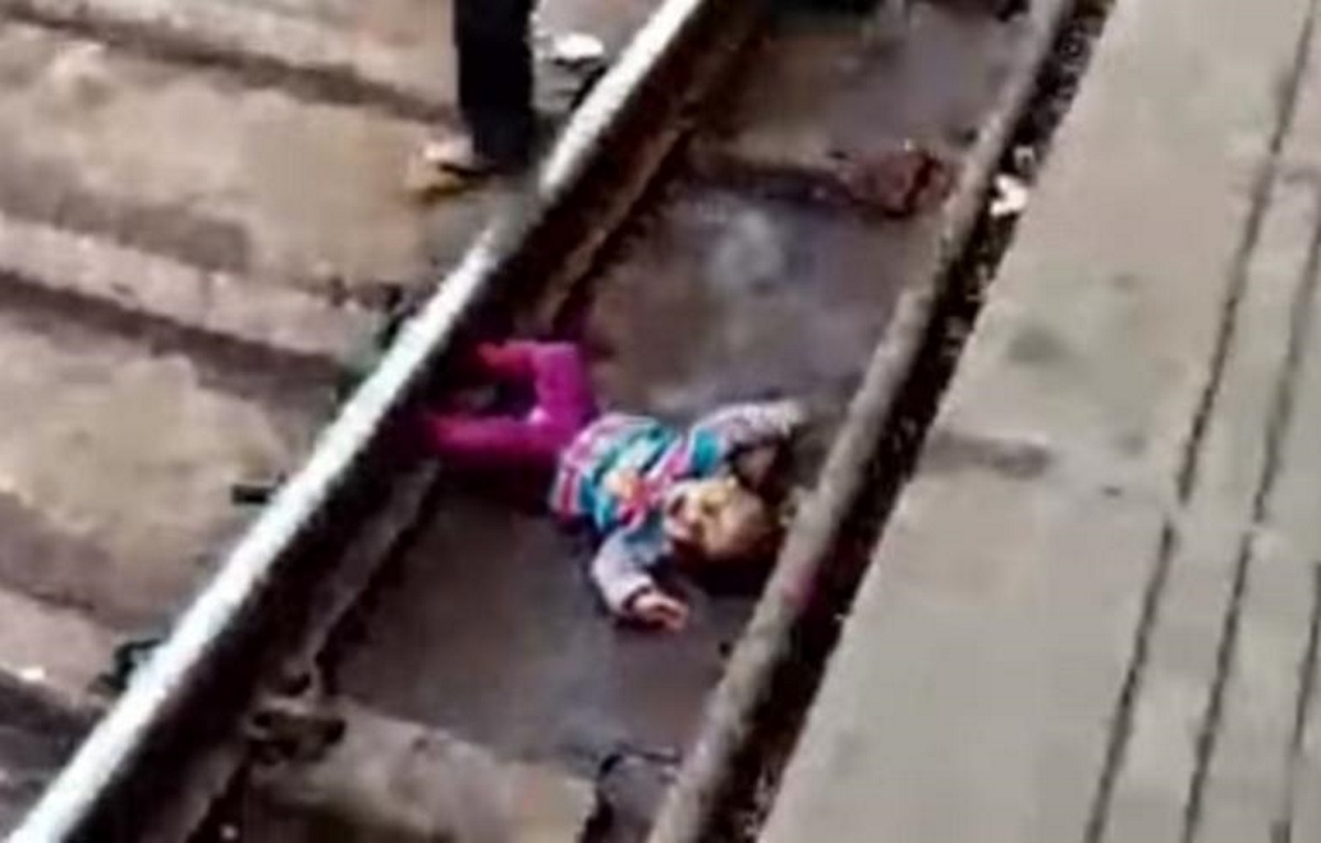 Ινδία: Σοκ! Τραίνο περνά πάνω από μωρό που έπεσε στις ράγες! video