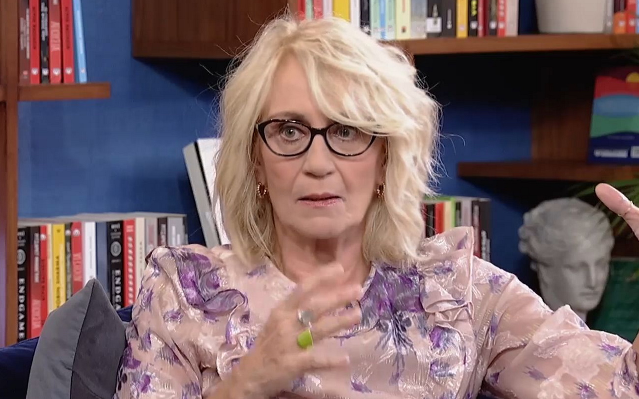 Θέμις Μπαζάκα: “Πεθαίνοντας άφησε χρήματα στη μητέρα μου και της είπε να μου πάρει το πρώτο μου μπλουτζίν” | Zappit