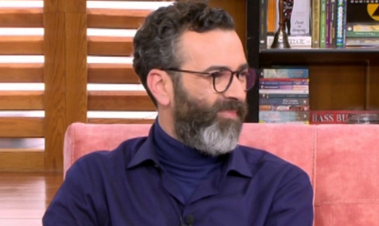 Άγγελος Μπράτης: “Με ενοχλεί που προσπαθούν να εισβάλουν στην προσωπική μου ζωή” | Zappit