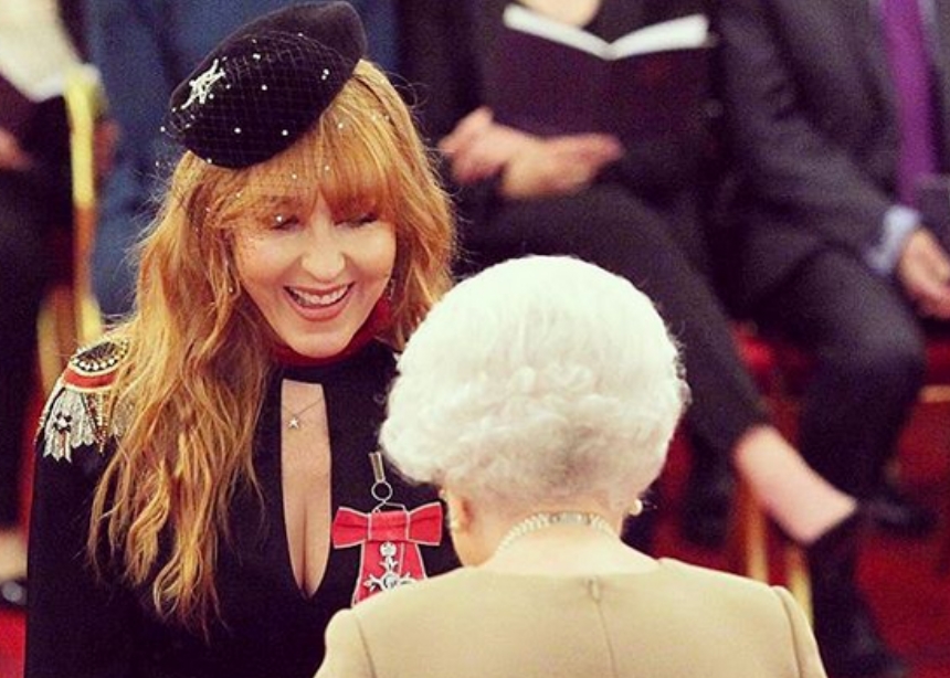 Charlotte Tilbury: η makeup artist που βάφεται πριν πέσει για ύπνο βραβεύτηκε από τη βασίλισσα! – TLIFE