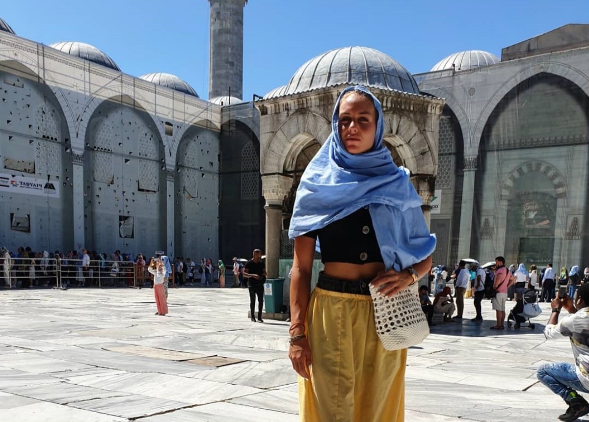 Θύελλα αντιδράσεων για την Δαλάκα – Με μαντίλα στην Κωνσταντινούπολη