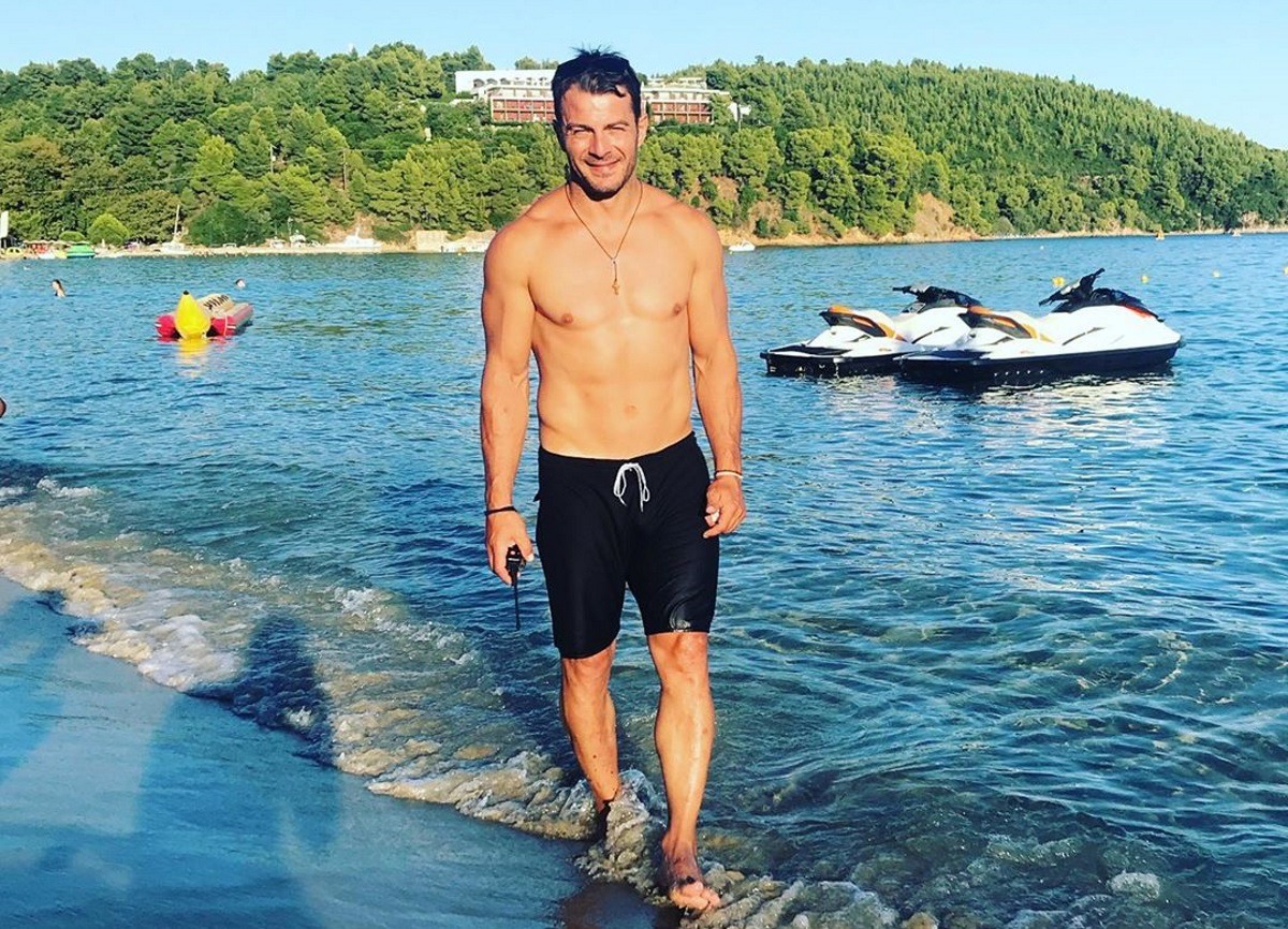 Γιώργος Αγγελόπουλος: Παραδίδει μαθήματα θαλάσσιου σκι και ρίχνει το Instagram με… τους κοιλιακούς του