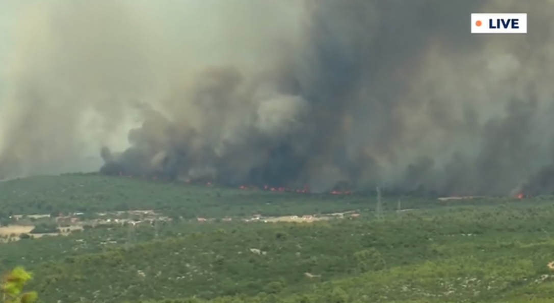 Live update -Δερβενοχώρια: 20 χιλιόμετρα ενεργό μέτωπο! Καίγεται η Νέα Ζωή – Έκκληση για εκκένωση