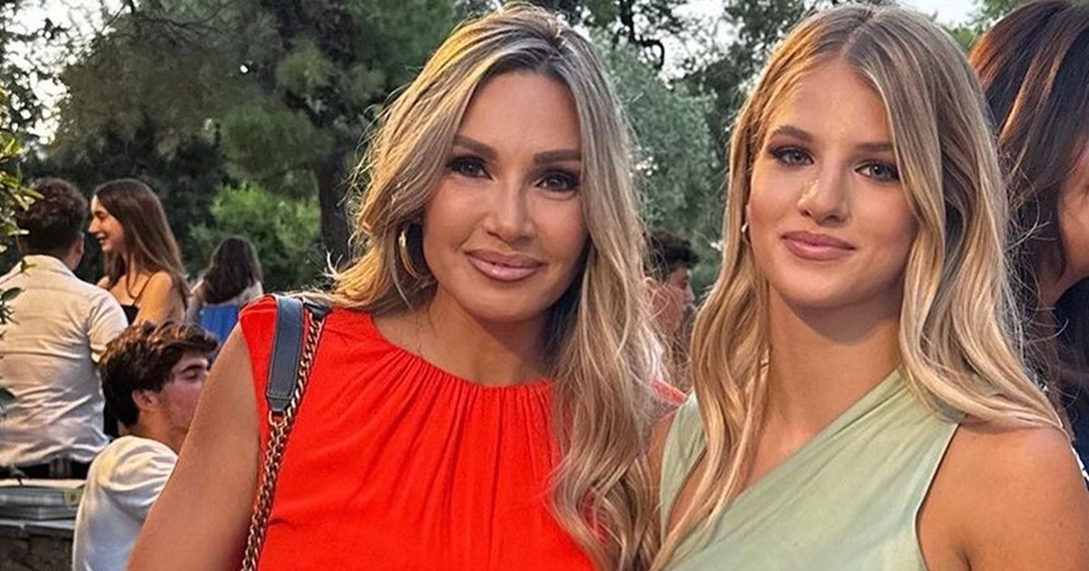 Η Άννα Μαρία Ίβιτς ποζάρει με κόκκινο ολόσωμο μαγιό και εντυπωσιάζει με την καλλίγραμμη σιλουέτα της