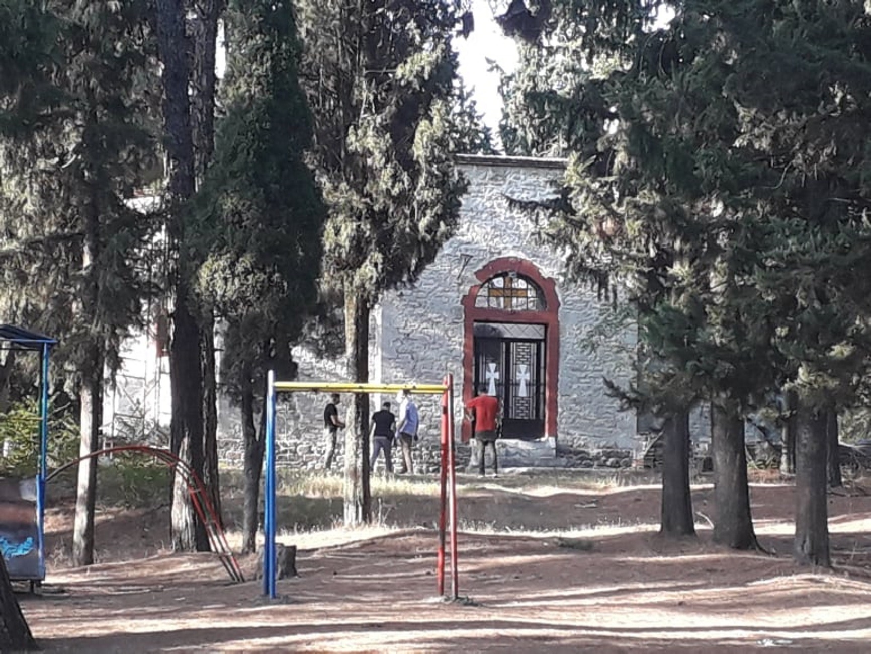 Θρίλερ με νεκρή μαθήτρια έξω από εκκλησία στα Τρίκαλα | Zappit