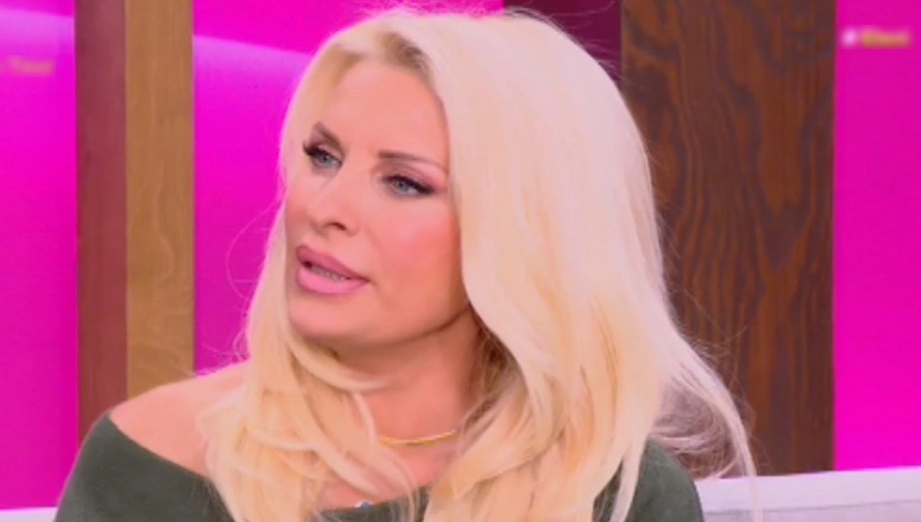 Ελένη Μενεγάκη: “Ακόμη κι εγώ που αισθάνομαι ότι έχω τις απαντήσεις για τα πάντα, σε κάτι τέτοια θέματα κομπλάρω”” | Zappit