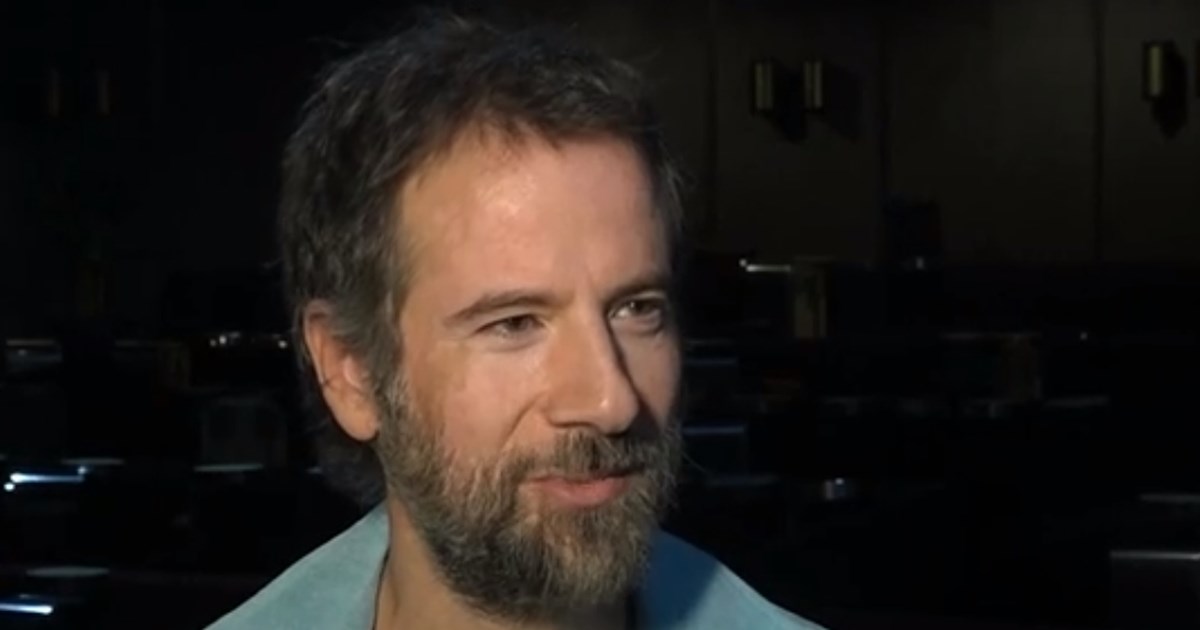 Κωστής Μαραβέγιας: ‘Eχω ανέβει στη σκηνή με ανοιχτό φερμουάρ, έβλεπα τα βλέμματα να είναι πιο κάτω από εμένα’