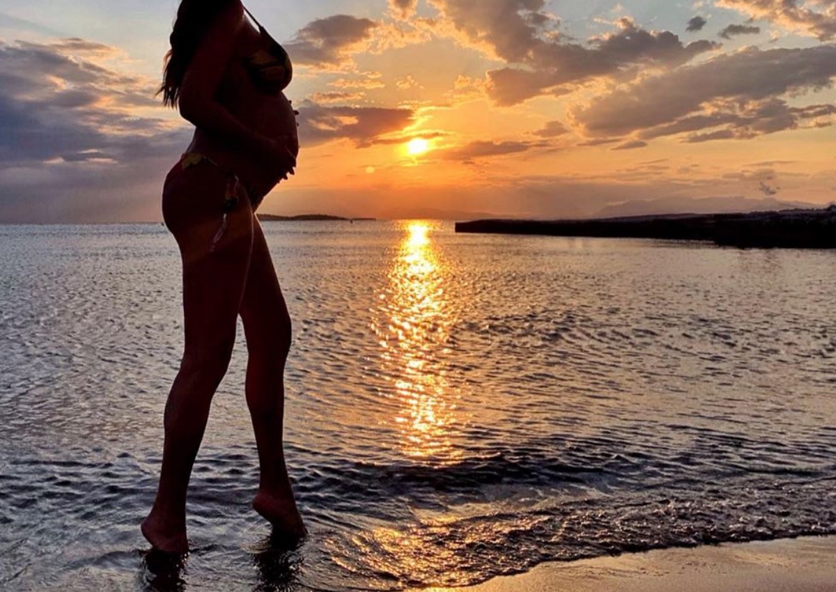 Η εγκυμονούσα της ελληνικής showbiz ποζάρει στο ηλιοβασίλεμα μόνο με το μαγιό της και εντυπωσιάζει!