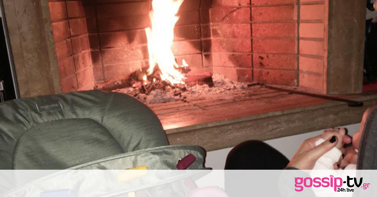 Μοναδικές στιγμές με το μωρό της μπροστά στο τζάκι για την παρουσιάστρια-Τα πρώτα τους Χριστούγεννα!